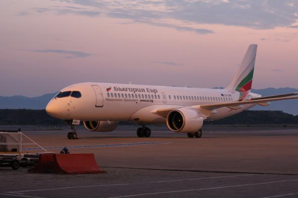 Вторият модерен самолет Airbus A220-300 на „България Еър“ пристигна в София
